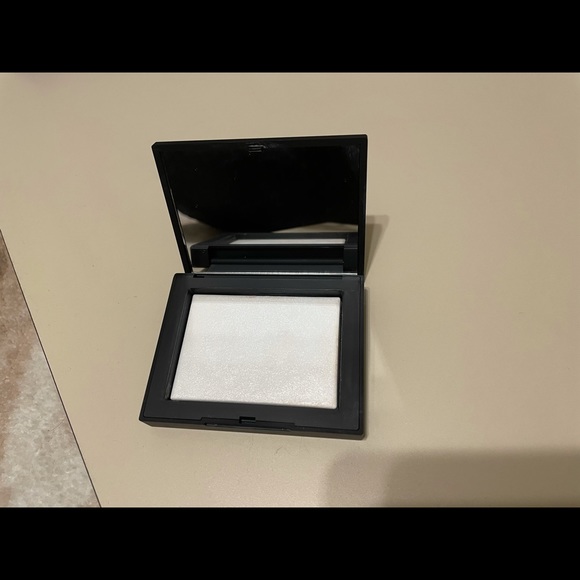 NARS Translucent Light Reflecting Setting Powder - Picture 2 of 3